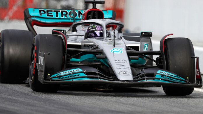 Hamilton hits the front, teams have trouble as first F1 test ends

