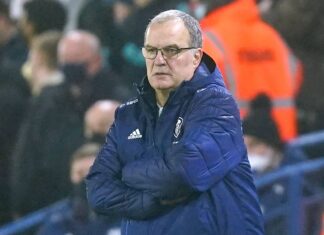 Marcelo Bielsa looks on with his team losing against Arsenal