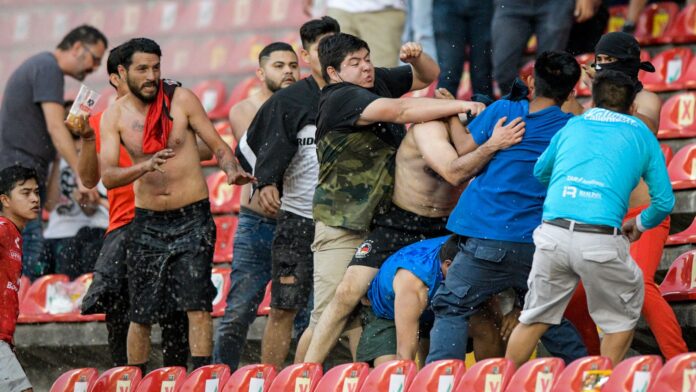 Fan violence in Mexico leads to injuries and suspension of matches

