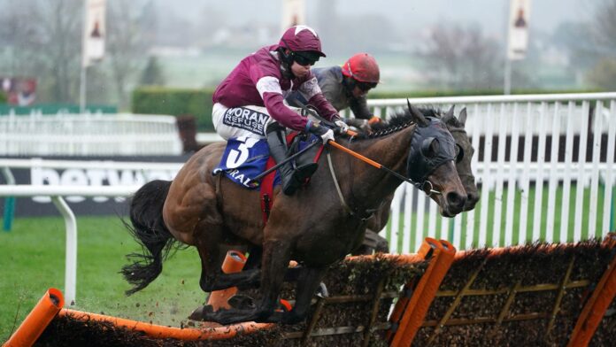 Commander Of Fleet and Fastorslow battle it out over the last in the Coral Cup