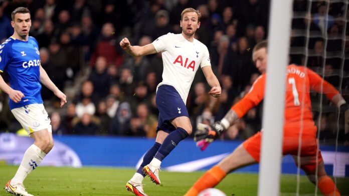  Kane moves over Henry |  Sheringham: Best No. 9 in the world

