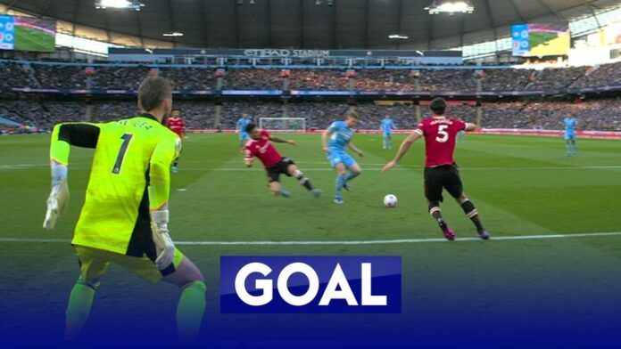 De Bruyne's goal puts Manchester City 1-0 against Manchester United. 