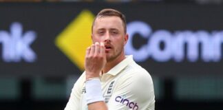  Robinson injured in England's third test  Overton is back in the squad

