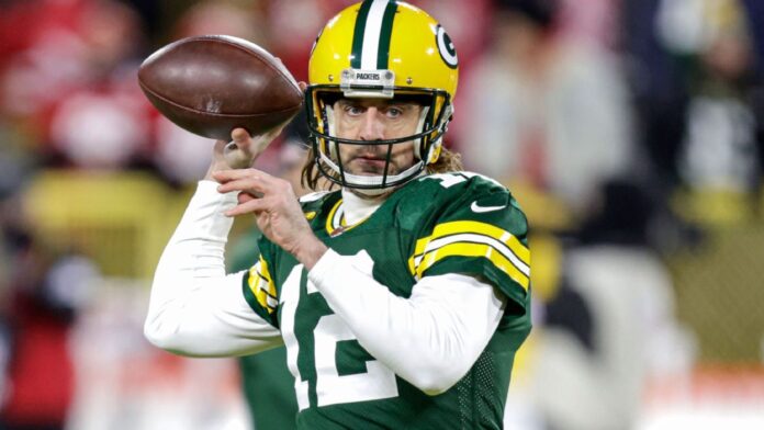 Rodgers says he's back with the Packers

