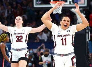 Carolina rolls by UConn to win second national title


