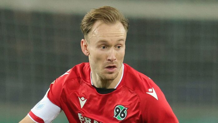 Hannover 96 midfielder Mark Diemers