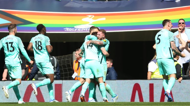 Brighton players celebrate Leandro Trossard's 90th minute winner