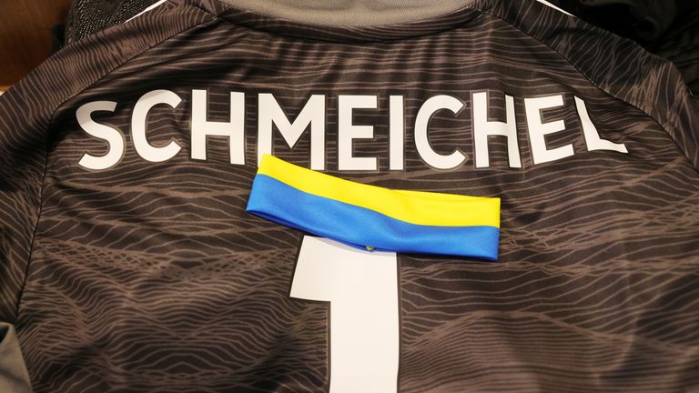The leaders of the English Premier League wore the armbands of the Ukrainian flag
