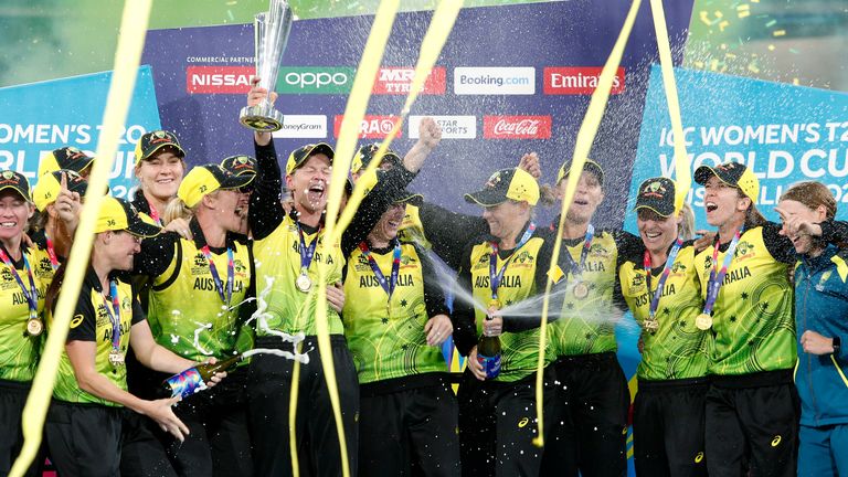 Watch a record crowd in women's cricket match - 86174 - Australia defeat India in the 2020 T20 World Cup Final at MCG