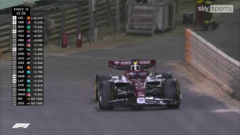 Valtteri Bottas is causing a red flag because he is forced to stop for motor problems. 