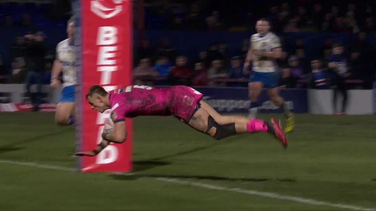 Ash Handley leads the Wakefield defense for a superb solo attempt with Leeds Rhinos in the Premier League.