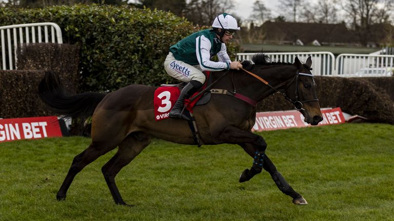 L & # 39;  Homme Presse ridden by jockey Charlie Deutsch moves to win Virgin Bet Scilly Isles Novices' race  Chase
