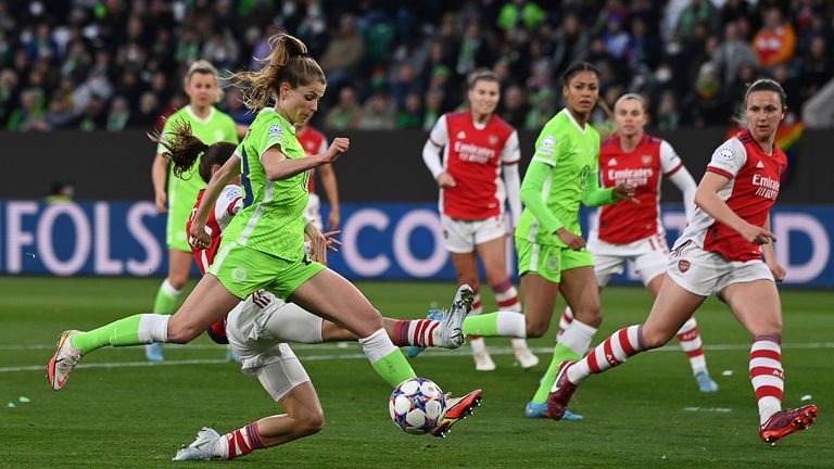 Wolfsburg Tapia Wassmut (second from left) shoots in the net.  (Photo: Swen Pf'rtner/picture-alliance/dpa/AP Images)