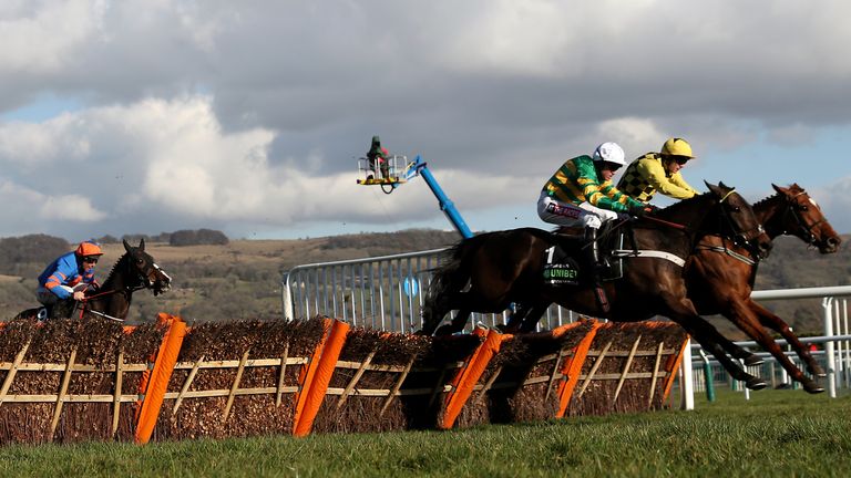 Buveur D & # 39;  Air and Barry Geraghty from the watermelon threat to land on the champ.