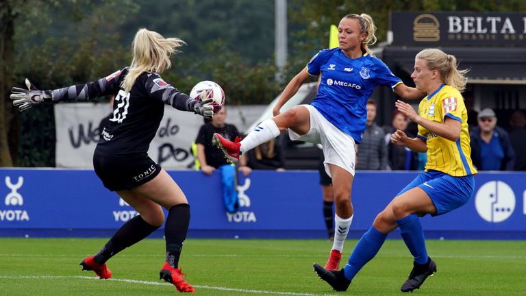 Claire Emsley (centre) Everton during play during the Women's Super League match at Walton Hall Park, Liverpool.  Photo date: Saturday 25 September 2023
