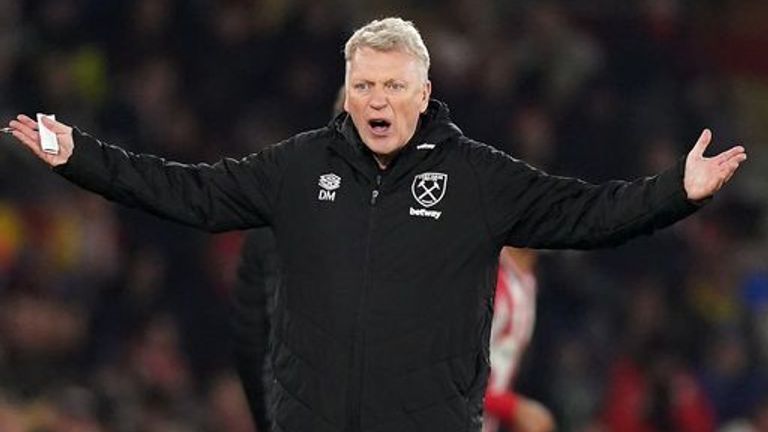 David Moyes shows his frustration on St Mary's touchline.  s