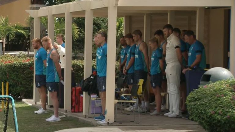 England cricket team held a minute squad in honor of Warren, who died at the age of 52