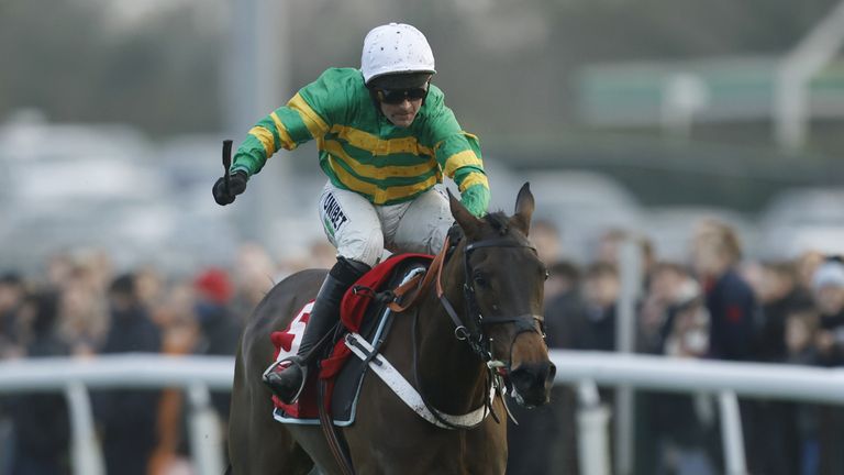 Apatanti wins the Christmas hurdles in Kempton under Nico de Buinville