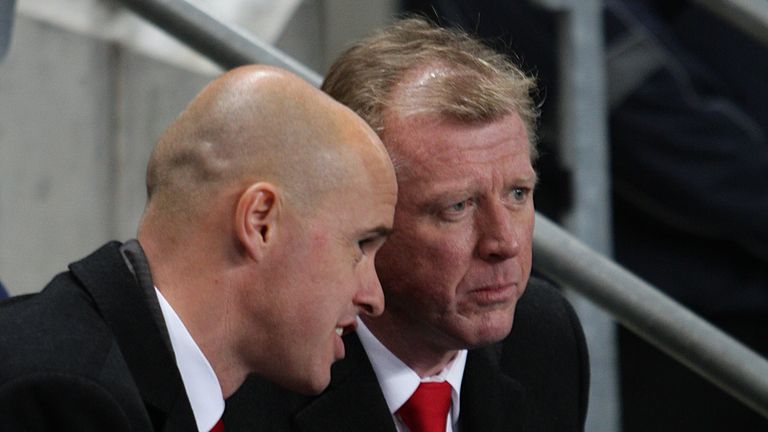 Eric Ten Hag in discussions with Steve McClaren during their time at Twente