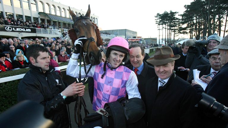 Jonjo O & # 39;  Neil (right), AP McCoy and Exotic Dancer after winning the 2008 Lexus Chase in Leopardstown