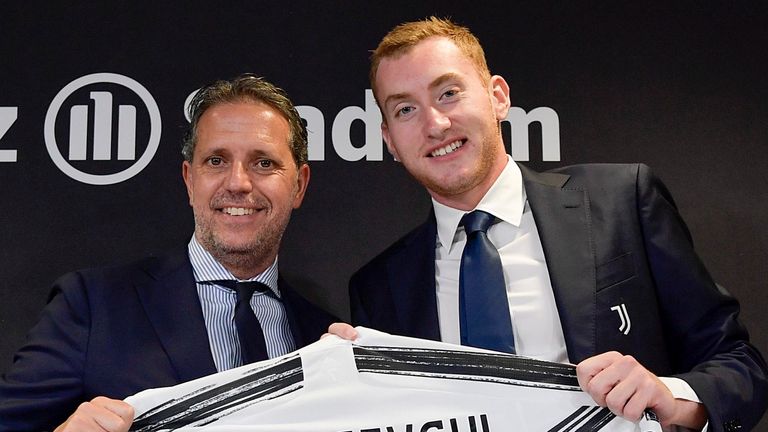 TURINO, ITALY - SEPTEMBER 18: Juventus player Dejan Kulusevsky with Fabio Paratici during the press conference at the Allianz Stadium on September 18, 2020 in Turin, Italy.  (Photo by Daniel Badolato - Juventus FC / Juventus FC via Getty Images)