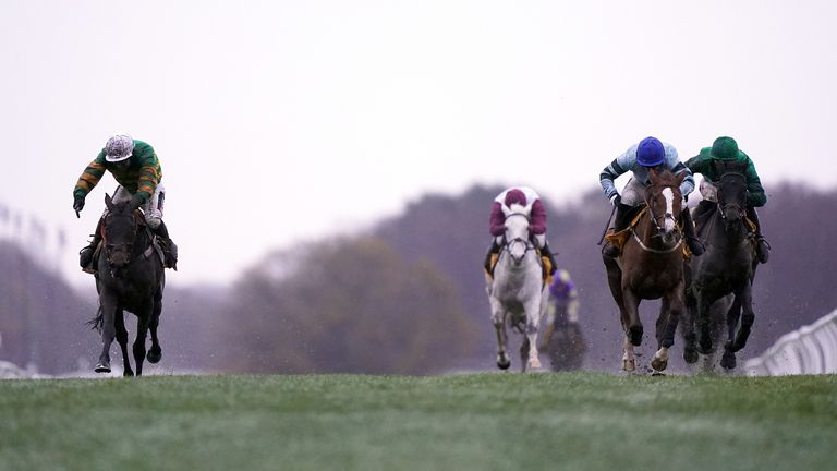Epatant, left, not drowsy, right, hit the line together in the Fifth Fight at Newcastle