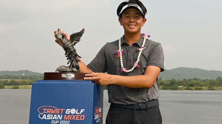 Ratchanun Chantananuwat with Winner Cup