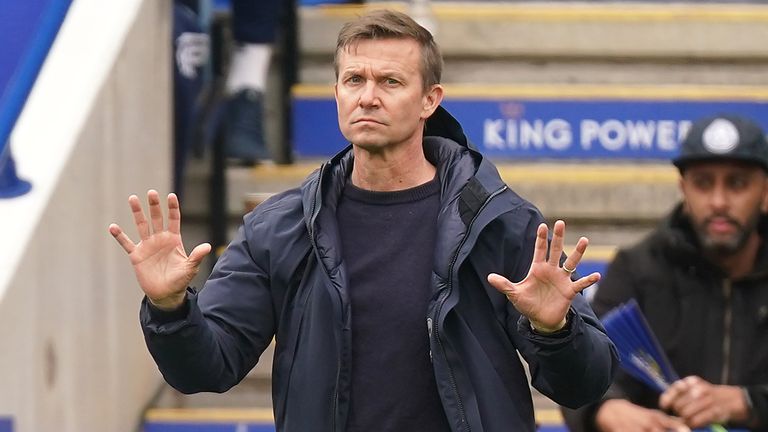 Leeds United manager Jesse Marsh passes instructions to his team