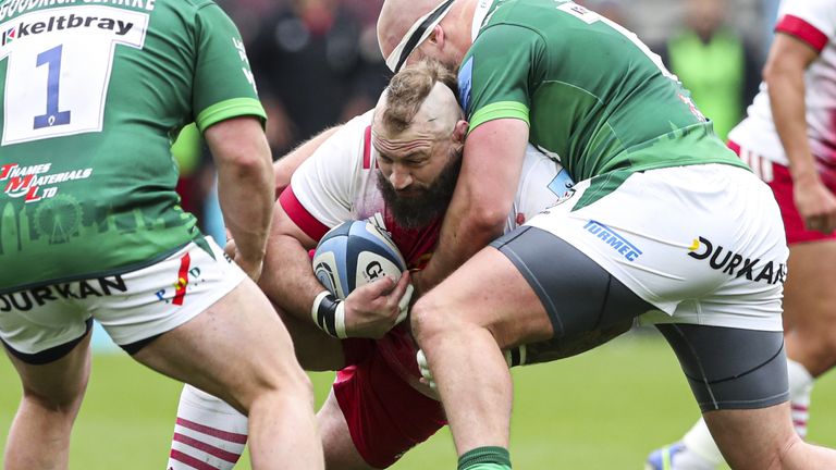 Olly Hoskins of London Irish deals with Joe Marler of Harlequins