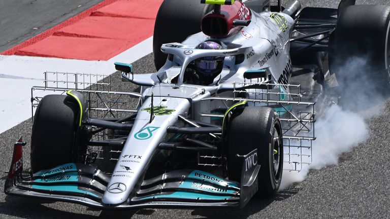     Lewis Hamilton locks himself up during the morning of the last F1 test opening