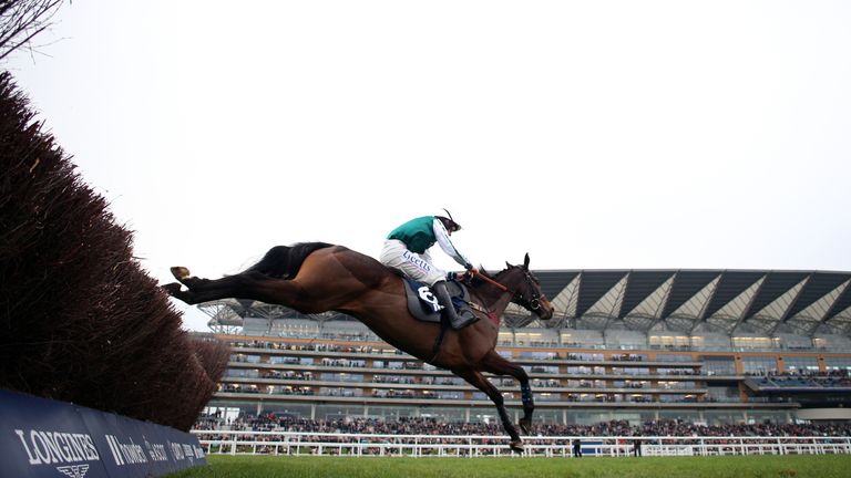L & # 39;  Homme Presse Easy Winner in Ascot's Graduation Hunt