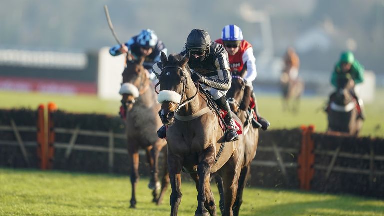 McFabulous beats On The Blind Side and Thomas Darby to win Relkeel at Kempton 