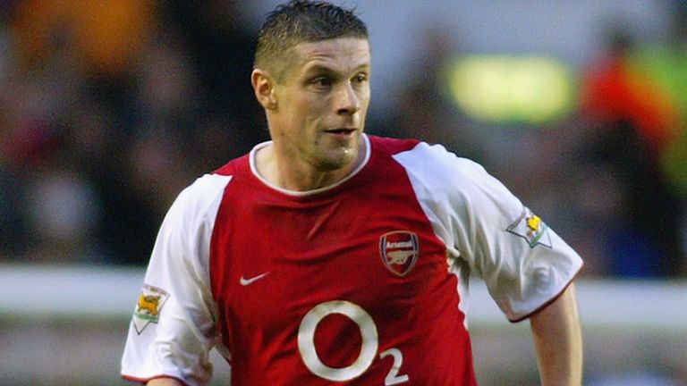 LONDON - JANUARY 1: Arsenal's Olé Lugne with the ball at his feet during the Barclaysard Football Premier League match between Arsenal and Chelsea on January 1, 2003 at Highbury in London, England.  Arsenal won the match 3-2.  (Photo by Mike Hewitt/Getty Images)