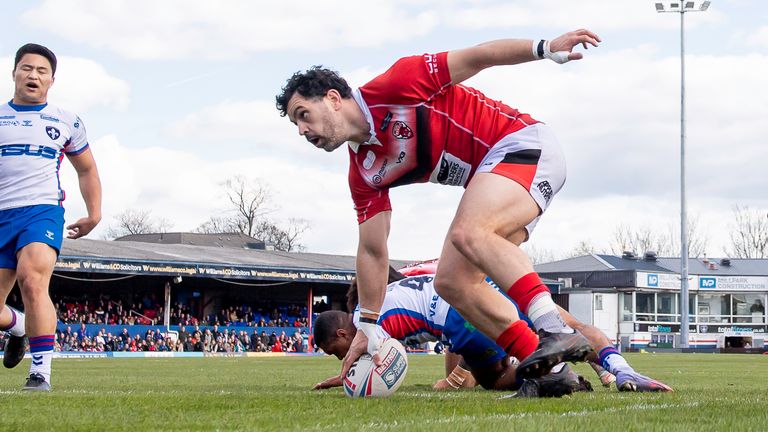 Reese Williams goes to try in Salford's loss at Wakefield