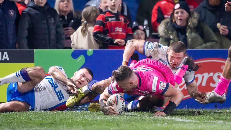 Highlights of the Premier League match between Wakefield Trinity and Leeds Rhinos. 