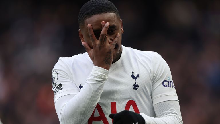 Tottenham celebrates Stephen Bergwijn after scoring his team's fifth goal