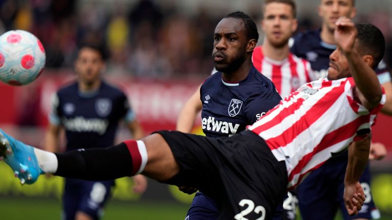 West Ham Michael Antonio fighting for the ball with Brentford Mathias Jorgensen